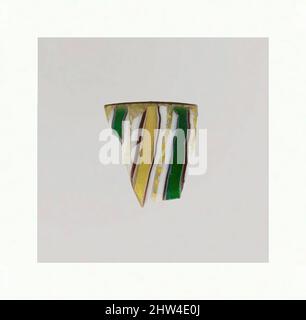 Arte ispirata dal frammento di mosaico a strisce di vetro, antico imperiale, fine 1st secolo a.C.–inizio 1st secolo d.C., romano, vetro; getto, altro: 1 1/8 x 15/16 pollici. (2,8 x 2,4 cm), vetro, frammento di Rim., blu turchese traslucido stratificato con giallo che appare verde, viola, bianco opaco, giallo, opere classiche modernizzate da Artotop con un tocco di modernità. Forme, colore e valore, impatto visivo accattivante sulle emozioni artistiche attraverso la libertà delle opere d'arte in modo contemporaneo. Un messaggio senza tempo che persegue una nuova direzione selvaggiamente creativa. Artisti che si rivolgono al supporto digitale e creano l'NFT Artotop Foto Stock