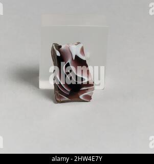 Arte ispirata al frammento di ciotola a costine di mosaico di vetro, antico imperiale, fine 1st secolo a.C.–inizio 1st secolo d.C., romano, italiano, vetro; colato e lavorato, Altro: 13/16 x 1 1/4 poll. (2 x 3,1 cm), vetro, Body Fragment., traslucido viola e bianco opaco., convex curving laterale rastremato, opere classiche modernizzate da Artotop con un tuffo di modernità. Forme, colore e valore, impatto visivo accattivante sulle emozioni artistiche attraverso la libertà delle opere d'arte in modo contemporaneo. Un messaggio senza tempo che persegue una nuova direzione selvaggiamente creativa. Artisti che si rivolgono al supporto digitale e creano l'NFT Artotop Foto Stock