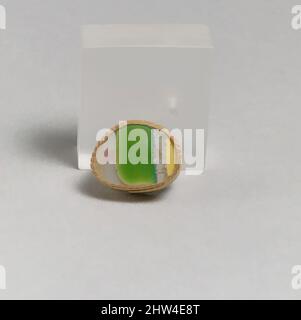 Arte ispirata dal frammento di mosaico a strisce di vetro, antico imperiale, fine 1st secolo a.C.–inizio 1st secolo d.C., romano, vetro; getto, altro: 5/8 x 13/16 pollici. (1,6 x 2,1 cm), vetro, Body Fragment., traslucido blu turchese e giallo opaco che appare verde, bianco opaco, giallo, e, opere classiche modernizzate da Artotop con un tuffo di modernità. Forme, colore e valore, impatto visivo accattivante sulle emozioni artistiche attraverso la libertà delle opere d'arte in modo contemporaneo. Un messaggio senza tempo che persegue una nuova direzione selvaggiamente creativa. Artisti che si rivolgono al supporto digitale e creano l'NFT Artotop Foto Stock