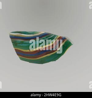 Arte ispirata dal frammento della ciotola di mosaico a strisce di vetro, antico imperiale, fine 1st secolo a.C.–inizio 1st secolo d.C., romano, vetro; getto, altro: 15/16 x 2 pollici. (2,4 x 5 cm), vetro, frammento di Rim., blu traslucido, blu turchese ampiamente stratificato con il bianco che appare verde, viola che appare, opere classiche modernizzate da Artotop con un tuffo di modernità. Forme, colore e valore, impatto visivo accattivante sulle emozioni artistiche attraverso la libertà delle opere d'arte in modo contemporaneo. Un messaggio senza tempo che persegue una nuova direzione selvaggiamente creativa. Artisti che si rivolgono al supporto digitale e creano l'NFT Artotop Foto Stock