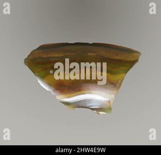 Arte ispirata al frammento di ciotola a coste in mosaico di vetro, antico imperiale, fine 1st secolo a.C.–inizio 1st secolo d.C., romano, vetro; colato e lavorato, altro: 1 3/16 x 1 15/16 pollici. (3,1 x 4,9 cm); diam. stimato del cerchio: 3 3/4 poll. (9,6 cm), vetro, frammento di Rim., marrone miele traslucido, opere classiche modernizzate da Artotop con un tuffo di modernità. Forme, colore e valore, impatto visivo accattivante sulle emozioni artistiche attraverso la libertà delle opere d'arte in modo contemporaneo. Un messaggio senza tempo che persegue una nuova direzione selvaggiamente creativa. Artisti che si rivolgono al supporto digitale e creano l'NFT Artotop Foto Stock
