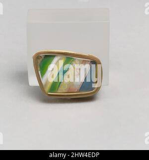 Arte ispirata dal frammento di mosaico a strisce di vetro, antico imperiale, fine 1st secolo a.C.–inizio 1st secolo d.C., romano, vetro; getto, altro: 11/16 x 1 1/16 pollici. (1,7 x 2,7 cm), vetro, corpo frammento., blu traslucido, blu turchese e giallo opaco che appare verde, viola che appare opaco, opere classiche modernizzate da Artotop con un tuffo di modernità. Forme, colore e valore, impatto visivo accattivante sulle emozioni artistiche attraverso la libertà delle opere d'arte in modo contemporaneo. Un messaggio senza tempo che persegue una nuova direzione selvaggiamente creativa. Artisti che si rivolgono al supporto digitale e creano l'NFT Artotop Foto Stock