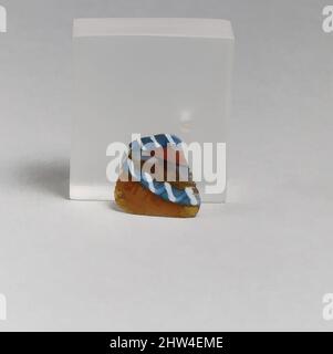 Arte ispirata dal frammento della ciotola di mosaico a strisce di vetro, antico imperiale, fine 1st secolo a.C.–inizio 1st secolo d.C., romano, vetro; getto, altro: 11/16 x 11/16 pollici. (1,7 x 1,8 cm), vetro, frammento di orlo di ciotola sottile-murata., marrone di miele traslucido, blu, viola apparendo mattone rosso opaco, e, opere classiche modernizzate da Artotop con un tuffo di modernità. Forme, colore e valore, impatto visivo accattivante sulle emozioni artistiche attraverso la libertà delle opere d'arte in modo contemporaneo. Un messaggio senza tempo che persegue una nuova direzione selvaggiamente creativa. Artisti che si rivolgono al supporto digitale e creano l'NFT Artotop Foto Stock