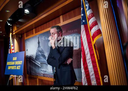 Il rappresentante degli Stati Uniti Brian Fitzpatrick (repubblicano della Pennsylvania) parte una conferenza stampa su una legge per vietare le importazioni di energia russa che il senatore degli Stati Uniti Joe Manchin III (democratico della Virginia occidentale) ha co-sponsorizzato con il senatore degli Stati Uniti Lisa Murkowski (repubblicano dell'Alaska), presso il Campidoglio degli Stati Uniti a Washington, DC, Giovedi, Marzo 3, 2022. Il Rep. Fitzpatrick ha servito nell'FBI in Ucraina ed ha ancora legami stretti là. Credito: Rod Lammey/CNP Foto Stock