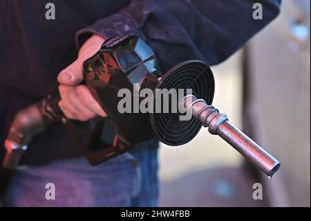 Wilkes barre, Stati Uniti. 03rd Mar 2022. Un uomo rimuove un ugello di pompa di gas dalla sua auto dopo aver riempito il suo gas Tank.gas prezzi aumentati drammaticamente durante la notte, strisciando più vicino a $4 un gallone. (Foto di Aimee Dilger/SOPA Images/Sipa USA) Credit: Sipa USA/Alamy Live News Foto Stock