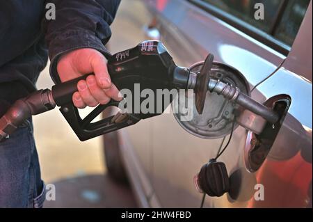 Wilkes barre, Stati Uniti. 03rd Mar 2022. Un uomo rimuove un ugello di pompa di gas dalla sua auto dopo aver riempito il suo gas Tank.gas prezzi aumentati drammaticamente durante la notte, strisciando più vicino a $4 un gallone. (Foto di Aimee Dilger/SOPA Images/Sipa USA) Credit: Sipa USA/Alamy Live News Foto Stock