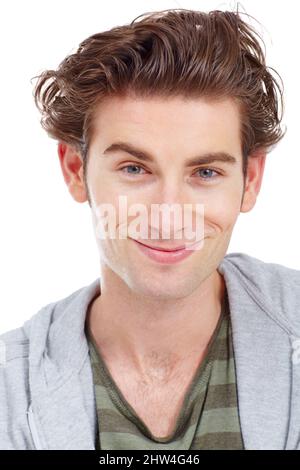 Contento della sua vita. Bel giovane uomo che sorride alla fotocamera - ritratto. Foto Stock