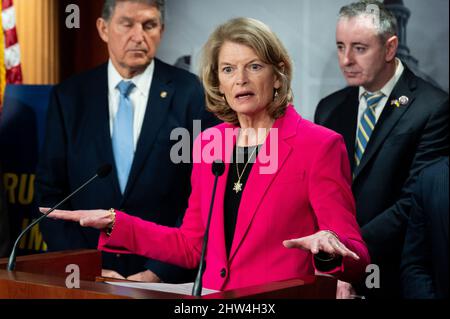 Washington, Stati Uniti. 03rd Mar 2022. Il senatore americano Lisa Murkowski (R-AK) parla a una conferenza stampa sulla legge sulle importazioni di energia russa Ban. Credit: SOPA Images Limited/Alamy Live News Foto Stock