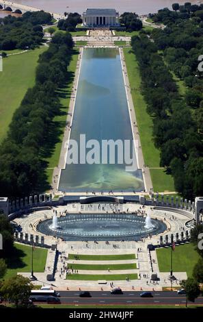 Vista aerea del Lincoln Memorial e del National World War II Memorial, con piscina riflettente - Washington DC, USA. Foto Stock