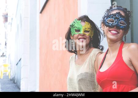 Ritratto di due donne con maschera di Carnevale di Venezia. Salvador, Bahia, Brasile. Foto Stock