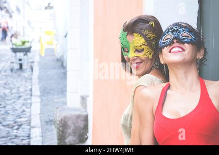 Ritratto di due donne con maschera di Carnevale di Venezia. Salvador, Bahia, Brasile. Foto Stock