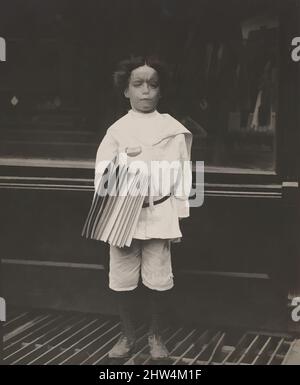 Arte ispirata a Jo Lehman, un newsboy di 7 anni. 824 Third Ave., N.Y. City. Stava vendendo in questa berlina. Gli ho chiesto il badge che stava indossando. "OH! DAT's me bruder's', ha detto. Location: Italy, Italy., July 1910, gelatine silver print, Image: 11,6 x 9,5 cm (4 9/16 x 3 3/4, Classic works Modernized by Artotop with a splash of modernity. Forme, colore e valore, impatto visivo accattivante sulle emozioni artistiche attraverso la libertà delle opere d'arte in modo contemporaneo. Un messaggio senza tempo che persegue una nuova direzione selvaggiamente creativa. Artisti che si rivolgono al supporto digitale e creano l'NFT Artotop Foto Stock