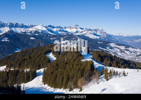 Questa foto di paesaggio è stata scattata in Europa, in Francia, Rhone Alpes, in Savoia, nelle Alpi, in inverno. Vediamo le piste da sci di Megeve nel mezzo di Foto Stock