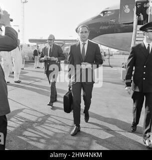 Marlon Brando arriva all'aeroporto di Heathrow a Londra, per partecipare a un programma televisivo che si occupa di problemi di gara americani. Brando ha recentemente annunciato la sua decisione di rinunciare alla sua carriera cinematografica e dedicare il suo tempo al lavoro per il movimento per i diritti civili. Foto scattata il 14th maggio 1968 Foto Stock