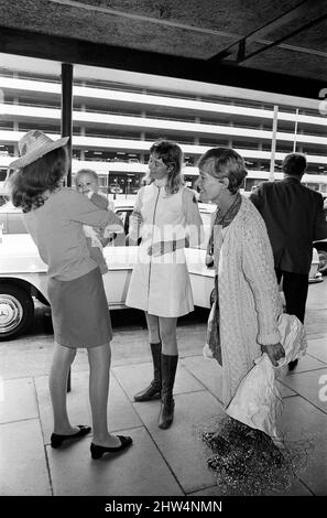 Vanessa Redgrave era all'aeroporto di Heathrow tenendo un bambino. Dopo un'indagine è emerso che ha preso suo nipote, Benjamin di 5 mesi per incontrare sua madre Lynn Redgrave, che stava arrivando da Singapore con sua madre Lady Redgrave. Erano state filmate in Estremo Oriente. Tutti avevano un po' di grido, poi si diedero enormi mazzi di fiori e mettevano dei cappelli divertenti sulla testa del bambino. 5th ottobre 1968. Foto Stock