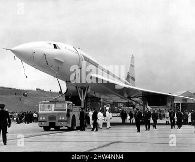 Il prototipo britannico Concorde 002 è stato realizzato dall'appendiabiti in cui ben ha costruito presso le opere di Bristol della British Aircraft Corporation. Sia il governo britannico che quello francese hanno chiesto ai produttori di entrambe le parti del canale di indagare sulla rapidità con cui la produzione può essere aumentata per soddisfare un volume di vendite previsto. 12th settembre 1968. Foto Stock