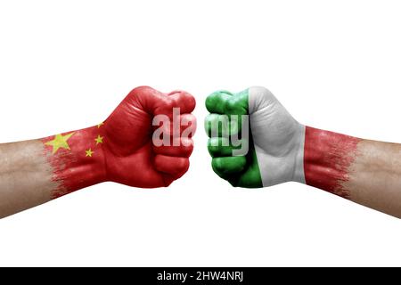 Due mani si pugno l'una all'altra su sfondo bianco. Bandiere di paese dipinte pugni, conflitto crisi concetto tra cina e italia Foto Stock