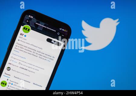 Cile. 03rd Mar 2022. In questa illustrazione della foto, sullo smartphone viene visualizzato il profilo di un account Twitter di RT, denominato "supporti affiliati allo stato della Russia", con il logo Twitter sullo sfondo. Credit: SOPA Images Limited/Alamy Live News Foto Stock