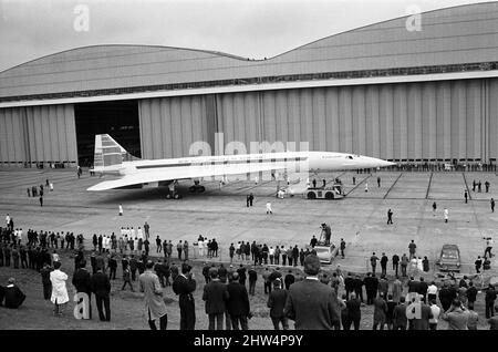 Concorde 002, il secondo assemblato britannico dei velivoli supersonici anglo-francesi, è stato lanciato dalla linea di assemblaggio britannica della società di aerei a Filton, Gloucestershire, oggi. 002 e il francese assemblato 001 sono gemelli identici. Anche se assemblate diverse centinaia di miglia in due paesi ciascuno contiene esattamente le stesse parti costruite francese e britannico. 12th settembre 1968. Foto Stock