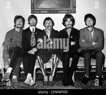 Premere lancio di "gt. Pepper's Lonely Hearts Club Band' l'ottavo album in studio dei Beatles Maggio 1967. Foto a casa a Chapple St. Belgravia Londra con Jimmy Saville maggio 1967. John Lennon Ringo Starr Paul McCartney George Harrison Jimmy Saville beatexhib12 Foto Stock