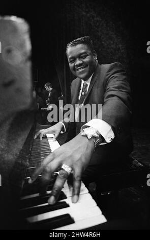 Gioielli studded Fats Domino al teatro Saville, pesato con ¿59.000 di gioielli. Nella foto, Domino al pianoforte del palco del teatro che si prepara per lo spettacolo di stasera. Questa è la prima apparizione pubblica di Domino in Gran Bretagna. 27th marzo 1967. Foto Stock