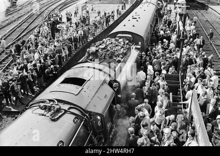 Il 1T57 "quindici Guinea Special", l'ultimo treno passeggeri della linea principale che sarà trasportato con locomotiva a vapore su British Rail il 11th agosto 1968 prima dell'introduzione di un divieto del vapore che è iniziato il giorno successivo. Si trattava di un treno speciale per escursioni in treno organizzato per l'occasione da Liverpool via Manchester a Carlisle e ritorno, ed è stato tirato da quattro diverse locomotive a vapore a turno durante le quattro gambe del viaggio. Foto mostra: Il treno, trainato dalla locomotiva di classe Britannia No. 70013 Oliver Cromwell, è accolto da folle di wellwishers e appassionati come fa una sosta Foto Stock