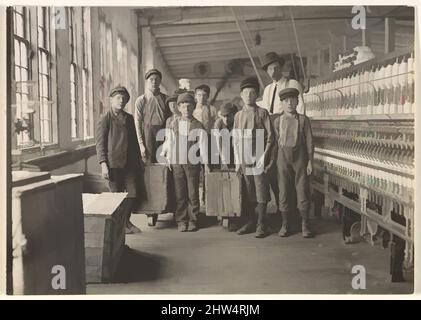 Art Inspired by Mill Children #440, South Carolina, 1908, gelatina stampa argento, Image: 11,9 x 16,9 cm (4 11/16 x 6 5/8 poll.), fotografie, Lewis Hine (americano, 1874–1940), addestrato come sociologo alla Columbia University, Hine ha rinunciato al suo lavoro di insegnamento nel 1908 per diventare capo, opere classiche modernizzate da Artotop con un tuffo di modernità. Forme, colore e valore, impatto visivo accattivante sulle emozioni artistiche attraverso la libertà delle opere d'arte in modo contemporaneo. Un messaggio senza tempo che persegue una nuova direzione selvaggiamente creativa. Artisti che si rivolgono al supporto digitale e creano l'NFT Artotop Foto Stock