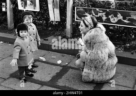 Joan Collins sul set del suo nuovo film 'Subterfuge' con i suoi figli Sacha e Tara Newley. 4th febbraio 1968. Foto Stock