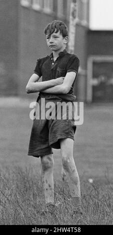 David Bradley, (14 anni) che suona la parte di Billy Casper, raffigurata con il suo Kestral, sul set cinematografico del film Kes. Qui Billy Casper sta giocando il portiere nella scena della partita di calcio della scuola. KES è un film drammatico del 1969 diretto da Ken Loach e prodotto da Tony Garnet. Il film è basato sul romanzo del 1968 A Kestrel for a Knave, scritto dall'autore Barry Hines, nato da Barnsley. Il film è classificato settimo nel British Film Institute's Top Ten (British) Films e tra i primi dieci nella sua lista dei 50 film che si dovrebbe vedere entro i 14 anni. Il film è stato girato su location aroun Foto Stock