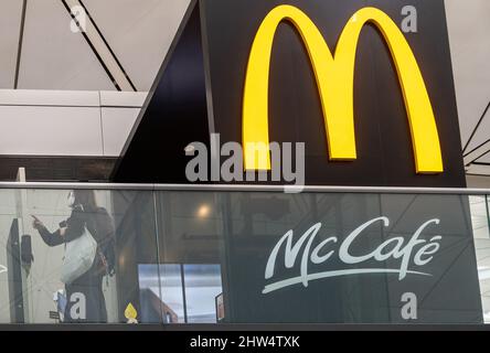 Hong Kong, Cina. 16th Feb 2022. I passeggeri ordinano cibo presso la catena multinazionale americana di fast-food, il ristorante McDonald's, poiché la maggior parte degli affari sono arrestati a causa della diffusione della variante del covid-19. (Credit Image: © Budrul Chukrut/SOPA Images via ZUMA Press Wire) Foto Stock