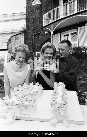 Hayley Mills festeggia il suo 21st compleanno a casa dei suoi genitori a Richmond Hill, Surrey. Hayley è raffigurato con i suoi genitori, Mary Hayley Bell e l'attore John Mills. 18th aprile 1967. Foto Stock