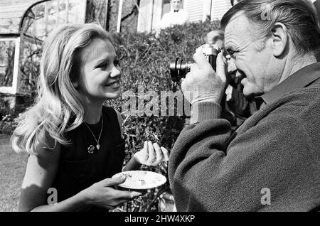 Hayley Mills festeggia il suo 21st compleanno a casa dei suoi genitori a Richmond Hill, Surrey. Il padre di Hayley, l'attore John Mills, scattando una foto di sua figlia. 18th aprile 1967. Foto Stock