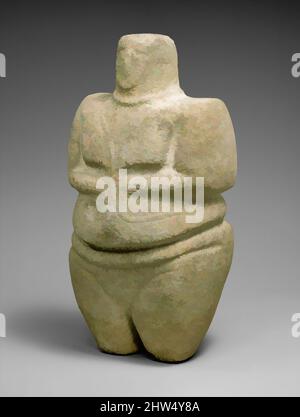Arte ispirata a figura femminile in piedi che indossa una cinghia e una collana, Età del Bronzo di inizio-Medio, 3rd–2nd millennio a.C., Arabia sudoccidentale, arenaria, Quarzite, H. 27 cm, W. 14,3 cm, D. 14,3 cm, pietra-scultura, Questa scultura fa parte di un gruppo di statue associate al Sud, opere classiche modernizzate da Artotop con un tuffo di modernità. Forme, colore e valore, impatto visivo accattivante sulle emozioni artistiche attraverso la libertà delle opere d'arte in modo contemporaneo. Un messaggio senza tempo che persegue una nuova direzione selvaggiamente creativa. Artisti che si rivolgono al supporto digitale e creano l'NFT Artotop Foto Stock