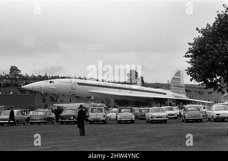 Concorde 002, il secondo assemblato britannico dei velivoli supersonici anglo-francesi, è stato lanciato dalla linea di assemblaggio britannica della società di aerei a Filton, Gloucestershire, oggi. 002 e il francese assemblato 001 sono gemelli identici. Anche se assemblate diverse centinaia di miglia in due paesi ciascuno contiene esattamente le stesse parti costruite francese e britannico. 12th settembre 1968. Foto Stock