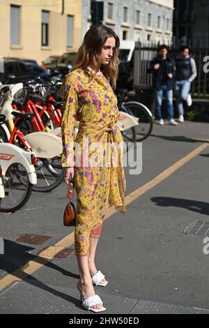 Attrice e modella Beatrice Vendramin al di fuori della sfilata di moda Etro durante la settimana della Moda di Milano Autunno/Inverno 2022/2023 Foto Stock