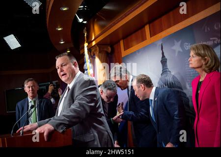Il rappresentante degli Stati Uniti Brian Fitzpatrick (repubblicano della Pennsylvania), terzo da sinistra, conferisce al senatore degli Stati Uniti Joe Manchin III (democratico della Virginia occidentale), terzo da destra, E il rappresentante degli Stati Uniti Josh Gottheimer (democratico del New Jersey), secondo da destra, durante una conferenza stampa su un disegno di legge per vietare le importazioni di energia russa, al Campidoglio degli Stati Uniti a Washington, DC, giovedì 3 marzo 2022. Credit: Rod Lammey/CNP /MediaPunch Foto Stock
