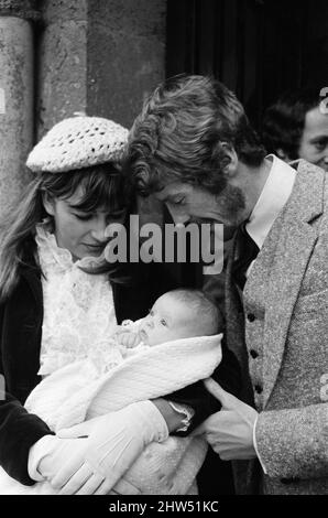 L'attore Michael Crawford e sua moglie Gabrielle al battesimo della loro seconda figlia, Lucy. St Giles Parish Church, Shipbourne, vicino a Tonbridge, Kent. 11th febbraio 1968. Foto Stock