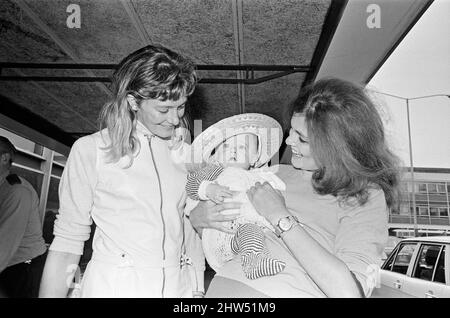 Vanessa Redgrave era all'aeroporto di Heathrow tenendo un bambino. Dopo un'indagine è emerso che ha preso suo nipote, Benjamin di 5 mesi per incontrare sua madre Lynn Redgrave, che stava arrivando da Singapore con sua madre Lady Redgrave. Erano state filmate in Estremo Oriente. Tutti avevano un po' di grido, poi si diedero enormi mazzi di fiori e mettevano dei cappelli divertenti sulla testa del bambino. 5th ottobre 1968. Foto Stock