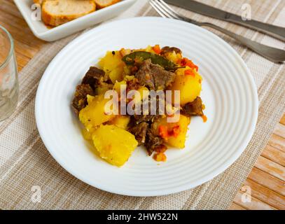 Porzione di patate brasate con manzo Foto Stock