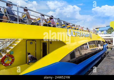 Cancun, Messico, 12 ottobre 2021: Messico, traghetto Cozumel ad alta velocità al terminal di Cancun in attesa di passeggeri a bordo. Foto Stock