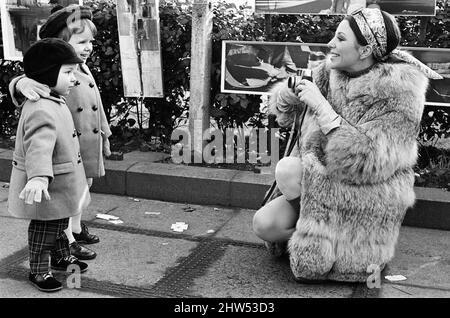 Joan Collins sul set del suo nuovo film 'Subterfuge' con i suoi figli Sacha e Tara Newley. 4th febbraio 1968. Foto Stock