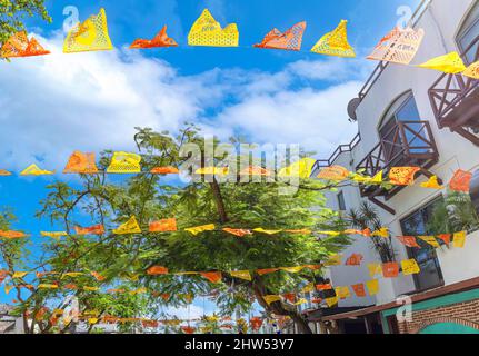 Messico, architettura, caffè e ristoranti di Playa del Carmen nel centro storico vicino alla spiaggia dell'oceano. Foto Stock