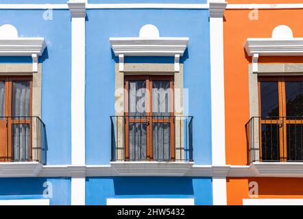 Messico, architettura, caffè e ristoranti di Playa del Carmen nel centro storico vicino alla spiaggia dell'oceano. Foto Stock