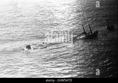 Il 18th marzo 1967 la petroliera Torrey Canyon in rotta per Milford Haven si aggirò su Pollard Rock sulla Seven Stones Reef, vicino a Lands End, Cornovaglia nelle ore e nei giorni successivi, gli ampi tentativi di galleggiare la nave fuori dalla barriera corallina si rivelarono falliti. Dopo che i tentativi di spostare la nave fallì, la nave cominciò a rompere versando il suo intero carico di circa 119.000 tonnellate di petrolio greggio del Kuwait dai carri armati della nave colpita rotto nel corso dei successivi 10 giorni. Le nostre immagini mostra: Il cattivo fleed Torrey Canyon dopo il suo bombardamento da Blackburn Buccaneer aereo della flotta Air Ar Foto Stock