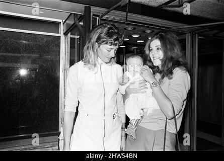 Vanessa Redgrave era all'aeroporto di Heathrow tenendo un bambino. Dopo un'indagine è emerso che ha preso suo nipote, Benjamin di 5 mesi per incontrare sua madre Lynn Redgrave, che stava arrivando da Singapore con sua madre Lady Redgrave. Erano state filmate in Estremo Oriente. Tutti avevano un po' di grido, poi si diedero enormi mazzi di fiori e mettevano dei cappelli divertenti sulla testa del bambino. 5th ottobre 1968. Foto Stock