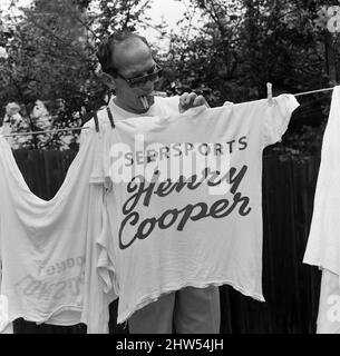 Il nuovo campione europeo di boxe pesi massimi, Henry Cooper, si rilassa nella sua casa di Wembley. La mattina dopo la notte della lotta dove ha vinto il titolo dalla Germania Karl Mildenberger. Nella foto, appendere alcune delle sue camicie sudoripare sulla linea di lavaggio. 19th settembre 1968. Il nuovo campione europeo di boxe pesi massimi, Henry Cooper, si rilassa nella sua casa di Wembley. La mattina dopo la notte della lotta dove ha vinto il titolo dalla Germania Karl Mildenberger. Nella foto, appendere alcune delle sue camicie sudoripare sulla linea di lavaggio. 19th settembre 1968. Foto Stock