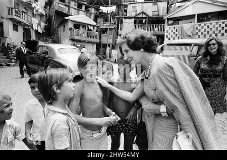 Rio de Janeiro, Brasile, 24th ottobre 1968. La nostra foto mostra ... Aliki Diplarakou, Lady Russell, moglie dell'ambasciatore britannico Sir John Wriothesley Russell, in visita ai bambini che vivono in una Favela, un'area di alloggiamento del ramshackle, vicino alla residenza degli Ambasciatori, alla quale la regina rimarrà durante il suo tour il mese prossimo. Lady Russell sta costruendo un creche sul bordo della sede dell'Ambasciata per prendersi cura dei bambini, in modo che le loro madri possano andare al lavoro. Foto Stock