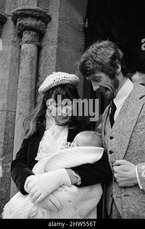 L'attore Michael Crawford e sua moglie Gabrielle al battesimo della loro seconda figlia, Lucy. St Giles Parish Church, Shipbourne, vicino a Tonbridge, Kent. 11th febbraio 1968. Foto Stock