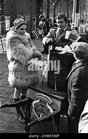 Joan Collins sul set del suo nuovo film 'Subterfuge'. 4th febbraio 1968. Foto Stock