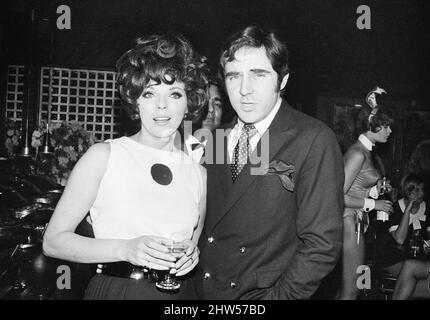 Ricevimento di nozze del regista polacco Roman Polanski e della sua sposa, l'attrice americana Sharon Tate, tenuto presso il London Playboy Club dopo il loro matrimonio presso il Chelsea Register Office. Foto mostra: L'attrice Joan Collins con suo marito Anthony Newley alla reception. 20th gennaio 1968. Foto Stock